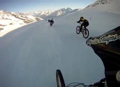 Горный велосипед на снегу